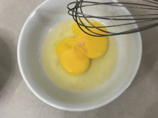 豆沙一口酥,全蛋和蛋黄放入碗中。