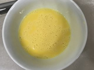 豆沙一口酥,用手动打蛋器搅拌均匀。