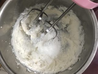 豆沙一口酥,猪油先用电动打蛋器打一下加入白砂糖。