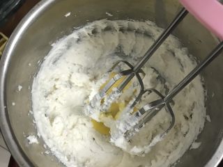 豆沙一口酥,打发一下加入少量蛋液打至吸收。