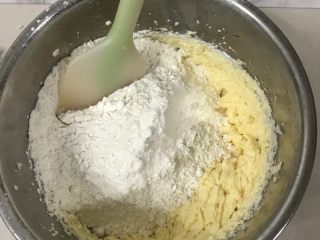 豆沙一口酥,倒入筛好的彽粉。
