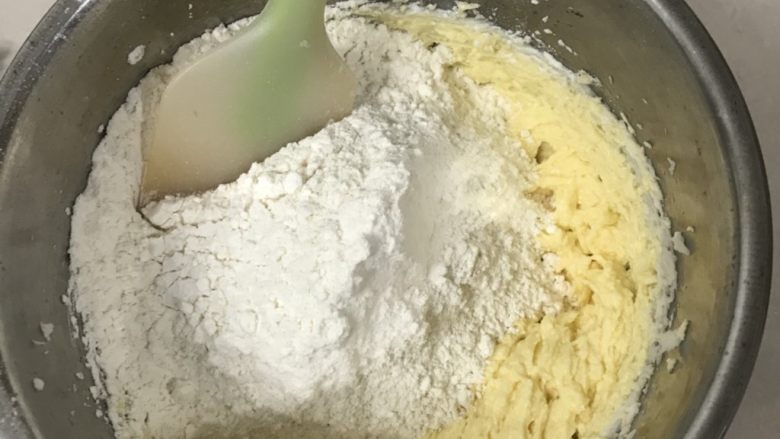 豆沙一口酥,倒入筛好的彽粉。