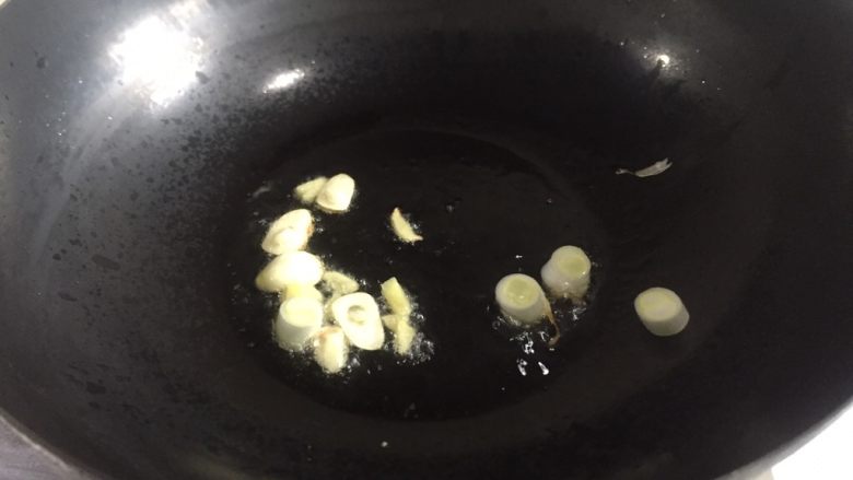 素炒黄🌹木耳鸡蛋,锅中放适量油，在放入葱姜蒜炒出香味。