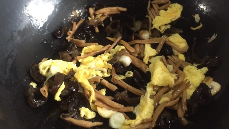 素炒黄🌹木耳鸡蛋,在倒入黄花木耳炒均匀。