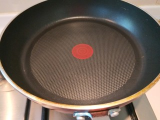 鸡蛋卷饼,平底锅烧热倒入适量油。