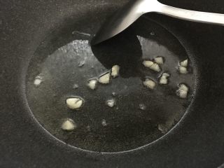 家常青菜我喜欢这样做，豆豉鲮鱼炒香麦,大火，炒锅倒油。六成热时放入蒜蓉。