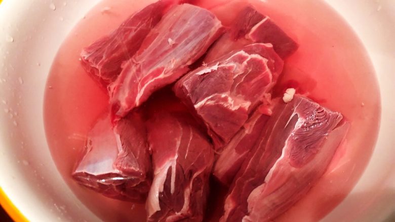 砂锅三酱牛肉（精华版）,将切成两段的牛肉放到大盆里泡血水。清水没过牛肉，浸泡至少6小时，平均每小时换一次清水。这么做，不但去血水，还去腥。
