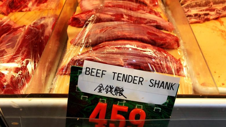 砂锅三酱牛肉（精华版）,首先购买图中的牛肉，一定要用这个牛肉做才好吃。因为牛肉中含有很多牛筋，做出来的牛肉更有嚼劲，且不容易煮散。