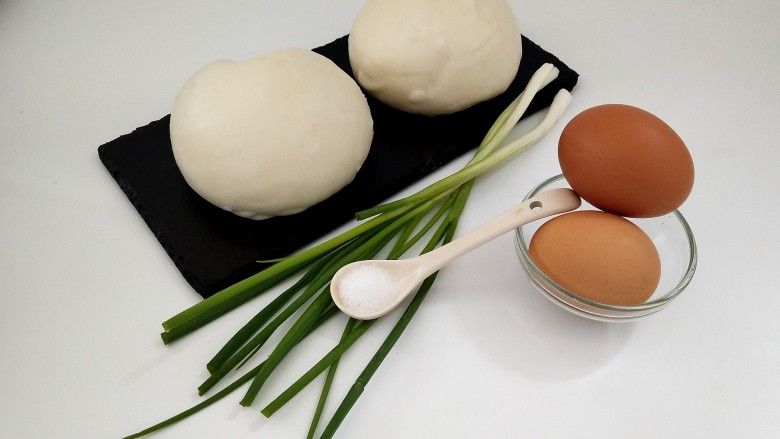 葱香鸡蛋馒头片,准备好食材