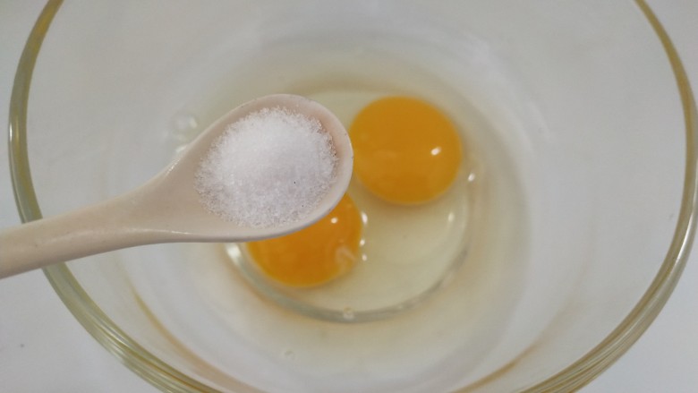 葱香鸡蛋馒头片,加入盐