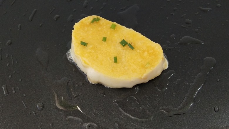 葱香鸡蛋馒头片,放入抹油的(小白)锅中