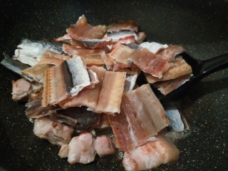 #做妈妈的拿手菜#鳗鱼干烧肉,这时加入鳗鱼干翻炒，