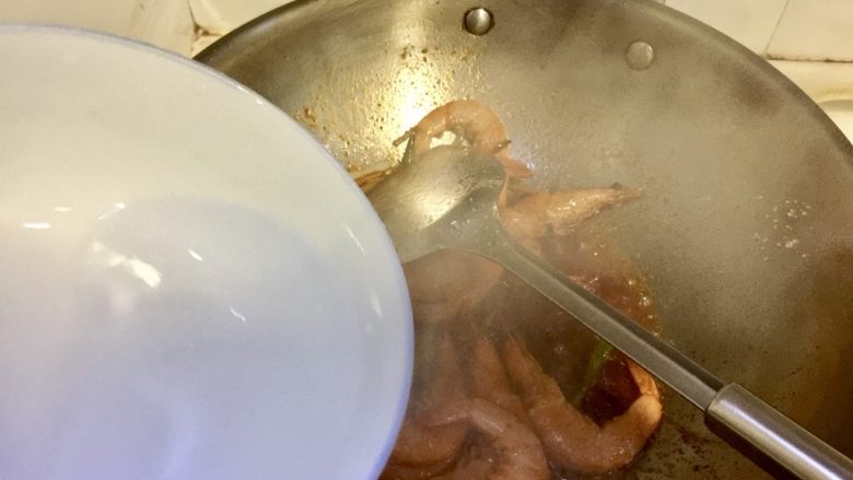 恨不能吮手指的好味➕茄汁油焖大虾,加入小半碗温水，用锅铲轻轻按压虾头让虾脑渗出，可以使味道更加鲜美