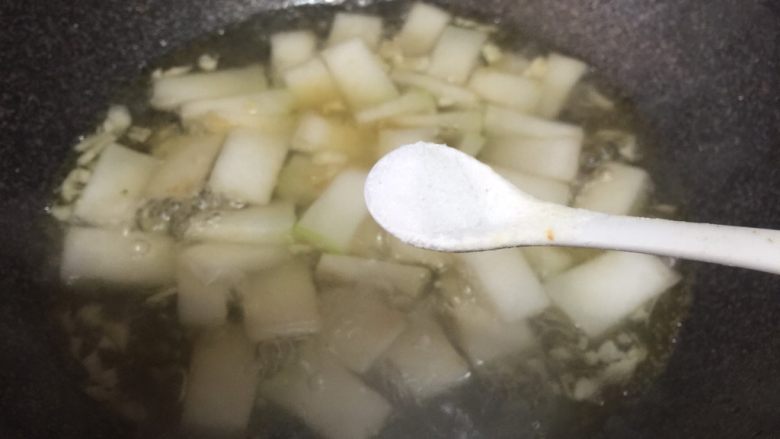 蛤蜊冬瓜汤,加入半勺盐，煮沸。
