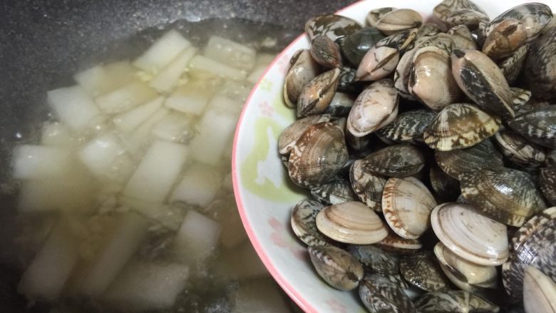蛤蜊冬瓜汤,汤煮沸后加入蛤蜊