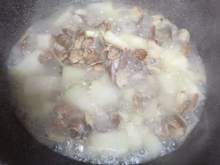 蛤蜊冬瓜汤,直至冬瓜酥软，蛤蜊全开口了。
