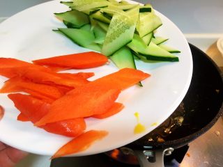 东北菜-木须肉,少油放入胡萝卜片和黄瓜片