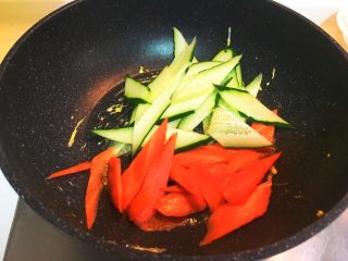 东北菜-木须肉,翻炒至胡萝卜变软为止