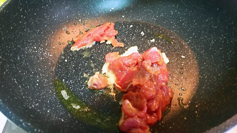 东北菜-木须肉,把腌好的里脊肉翻炒断生，盛出备用