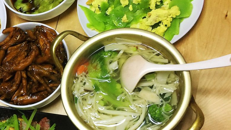 蔬菜汤,找一口你喜欢的锅，这个铜锅深受喜爱，从韩国背回来的，好用，平时做泡面锅，偶尔烧汤、下馄饨。受热快。