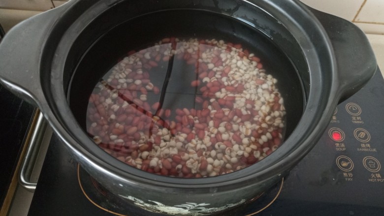 冰糖薏米红豆粥,砂锅放大半锅清水放入红豆和薏米大火烧开后小火煮30分钟