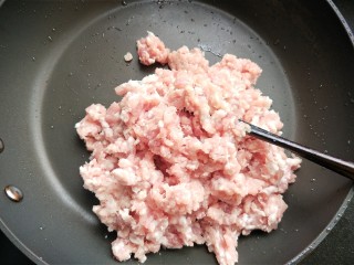 豆角猪肉馅饺子,准备肉沫。