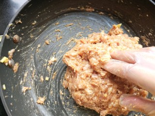 豆角猪肉馅饺子,戴上手套，顺一个方向搅拌起劲。
