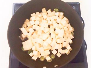 5分钟快手菜  清炒豆腐,加入豆腐块，翻炒均匀