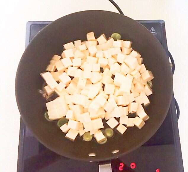 5分钟快手菜  清炒豆腐,加入豆腐块，翻炒均匀