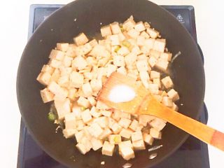 5分钟快手菜  清炒豆腐,加入2克精盐，翻炒均匀