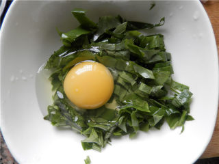 野菜肉末煎蛋,打入一个鸡蛋。