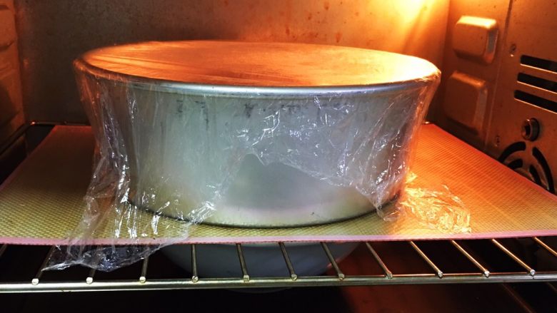 蓝莓爆浆餐包,烤箱发酵档，模具送入烤箱发酵60分钟，底部放一碗热水加温。
