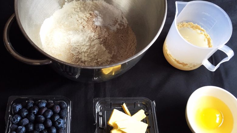 蓝莓爆浆餐包,高筋粉、黑面粉倒入厨师机，加入盐和细砂糖。