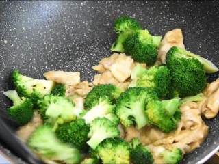 西兰花炒肉片-简单美味，营养丰富的家常小炒,倒入西兰花，加入1勺盐炒匀。