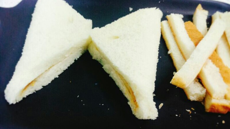 花生酱三明治,沿对角线切成两半