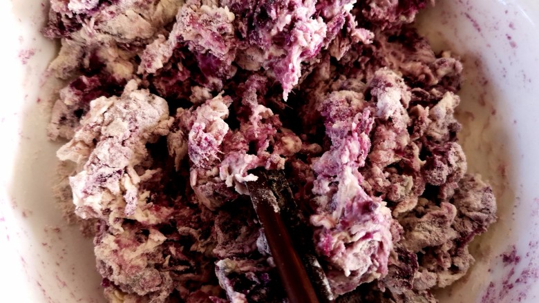 紫色玫瑰,倒入面粉中搅拌