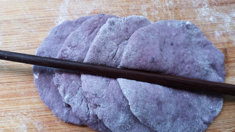 紫色玫瑰,将小面块擀成面皮，四个面皮依次放，用筷子在中间压一下