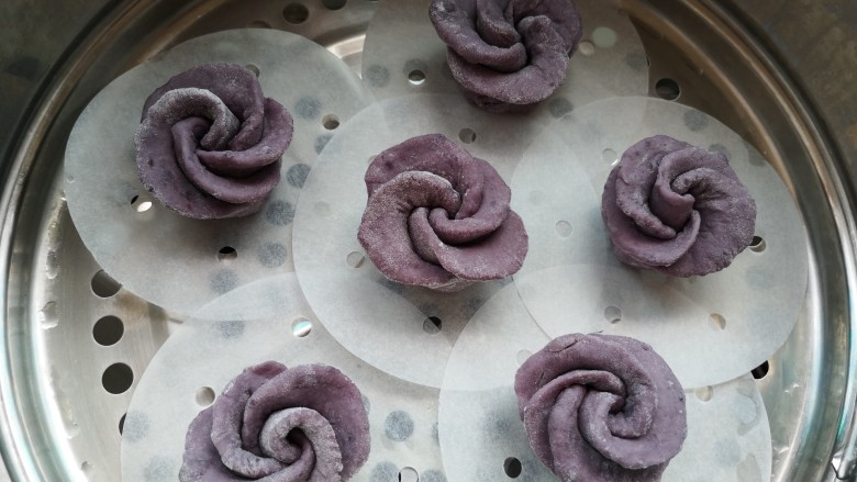 紫色玫瑰,锅中水开后放上蒸锅