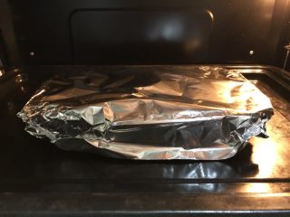 迷迭香烤鸡腿,把烤盘直接带锡纸放烤箱里，不用预热，最高火250度烤40分，然后去掉锡纸烤10分上色