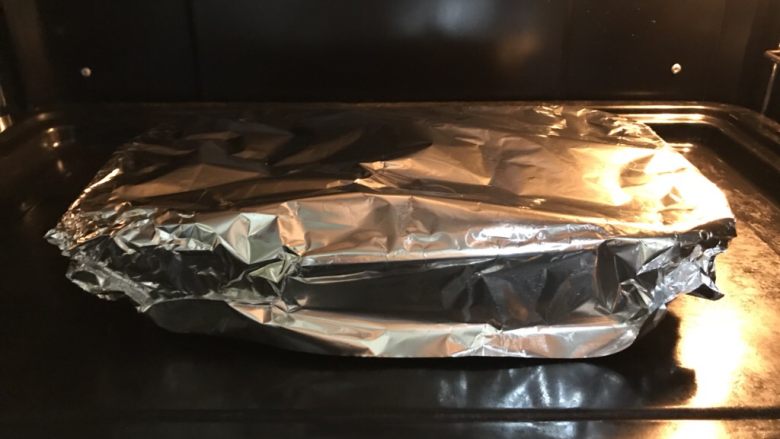 迷迭香烤鸡腿,把烤盘直接带锡纸放烤箱里，不用预热，最高火250度烤40分，然后去掉锡纸烤10分上色