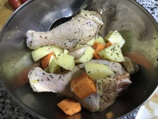 迷迭香烤鸡腿,土豆胡萝卜切块放进去拌匀