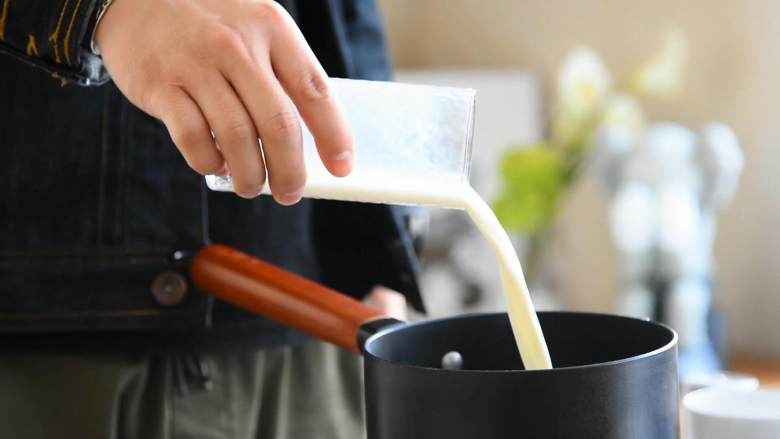 棉花糖热可可：一杯下肚元气满满,锅中倒入牛奶。