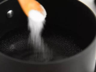 凉拌香芹—爽脆清口，色香味一样都不少,锅中水烧开加入盐、食用油。