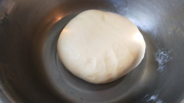 薄皮大馅牛肉豇豆饼,面粉用80度的开水合成面团。