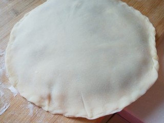 薄皮大馅牛肉豇豆饼,在擀一张盖上馅料捏紧边。