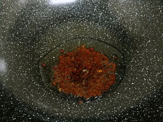 黑椒鸡肉粒,锅烧热放油，放入花椒炸出香味，关小火，把花椒挑出来