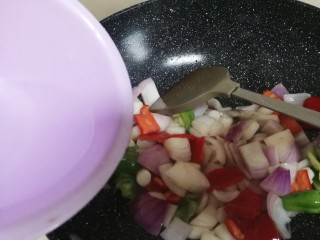 黑椒鸡肉粒,加入一点清水继续翻炒至洋葱变软一点