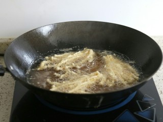 椒盐金针菇,油锅烧热，放入金针菇中火炸至金黄