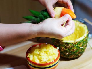 宴席菜-凹造型的鹦鹉菠萝碗,做个眼睛，可以用红豆做