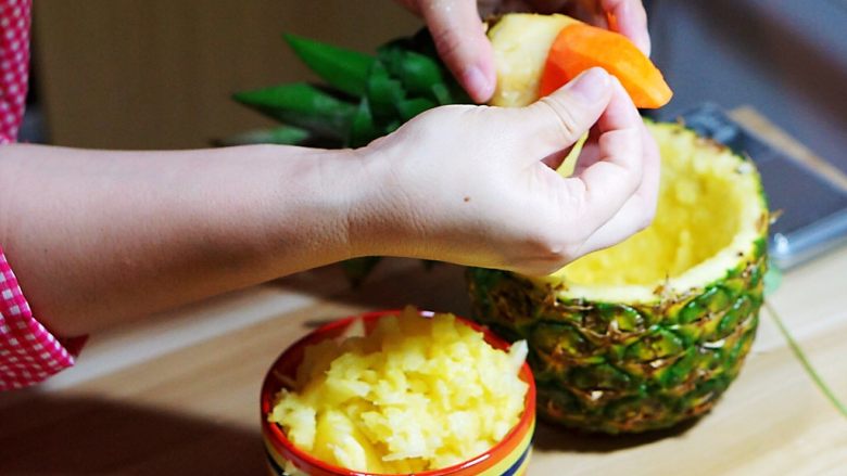 宴席菜-凹造型的鹦鹉菠萝碗,做个眼睛，可以用红豆做